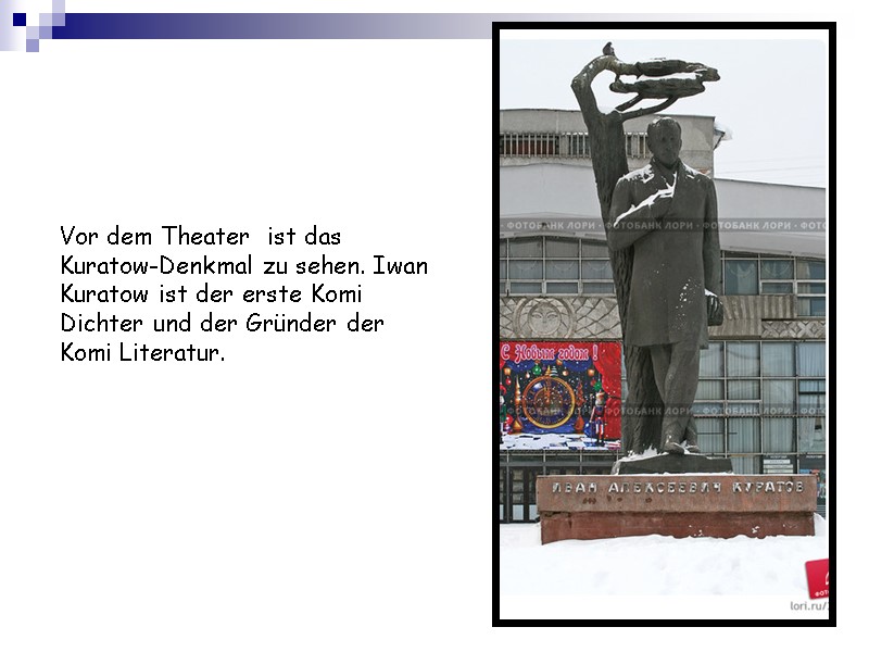 Vor dem Theater  ist das Kuratow-Denkmal zu sehen. Iwan Kuratow ist der erste